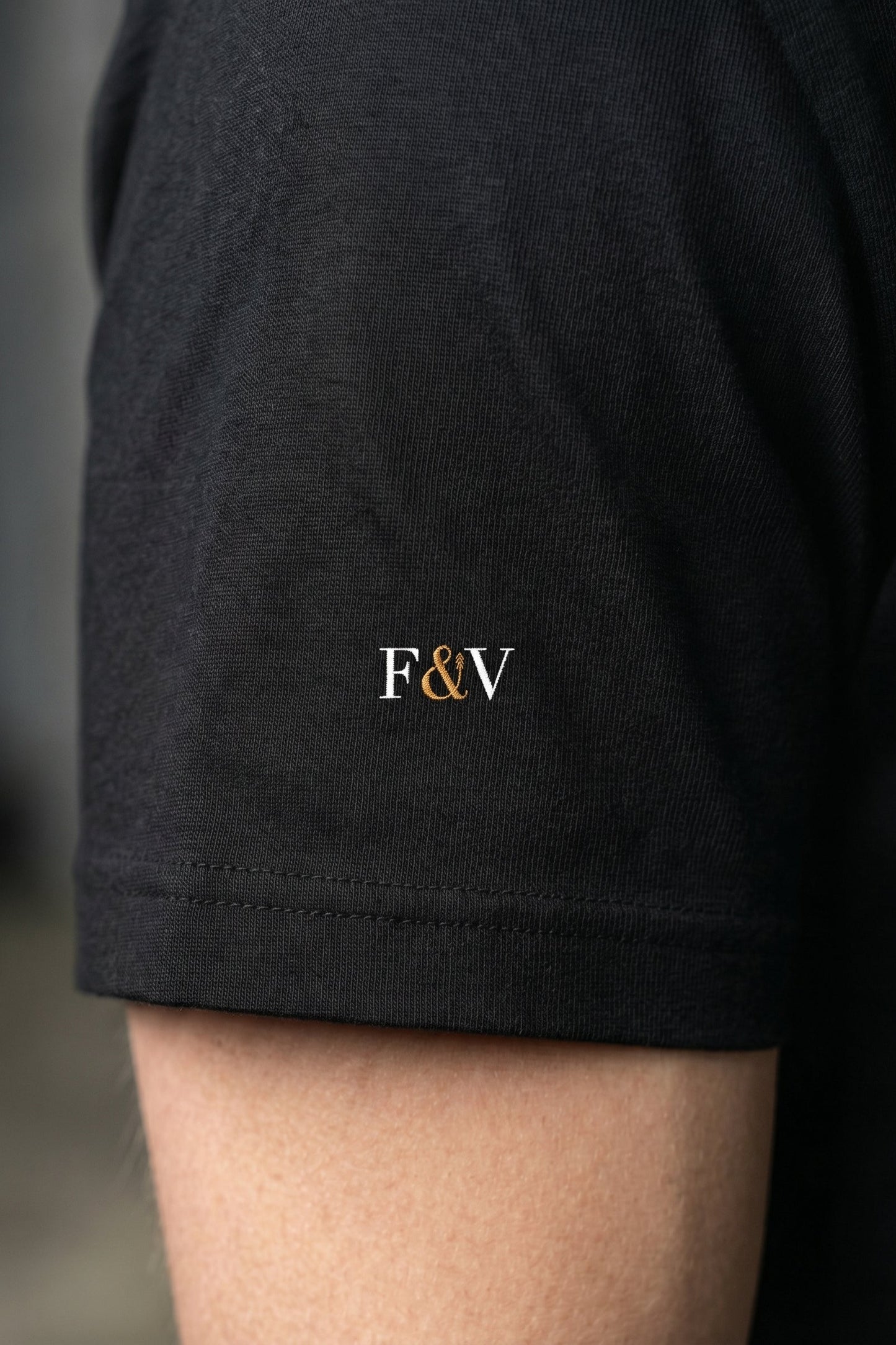Camiseta de Autor corte oversize: Arquitectura de volumen - Bordado de ancla