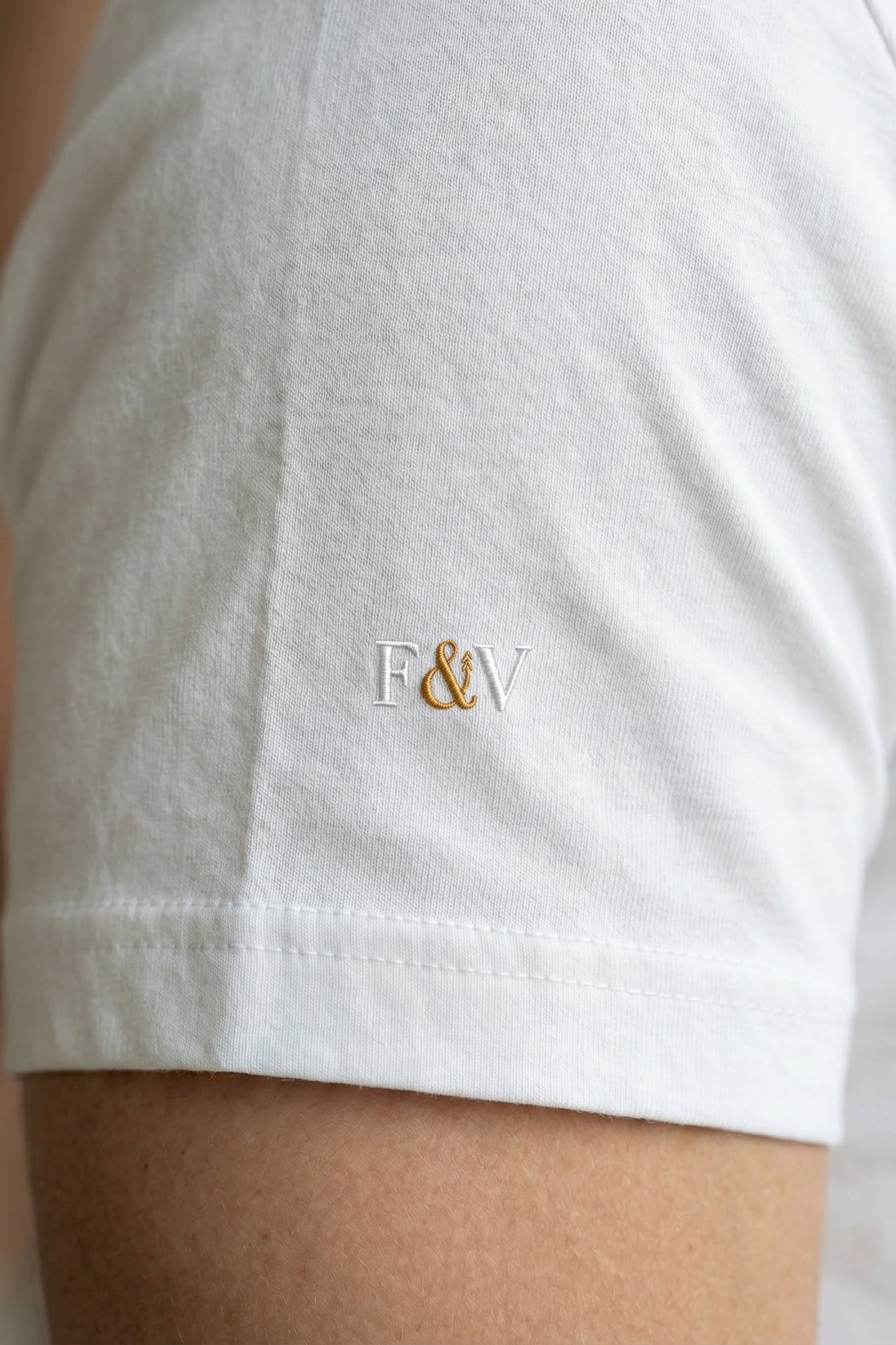 Camiseta de Autor corte regular: El estándar esencial - Bordado de cruz maltesa