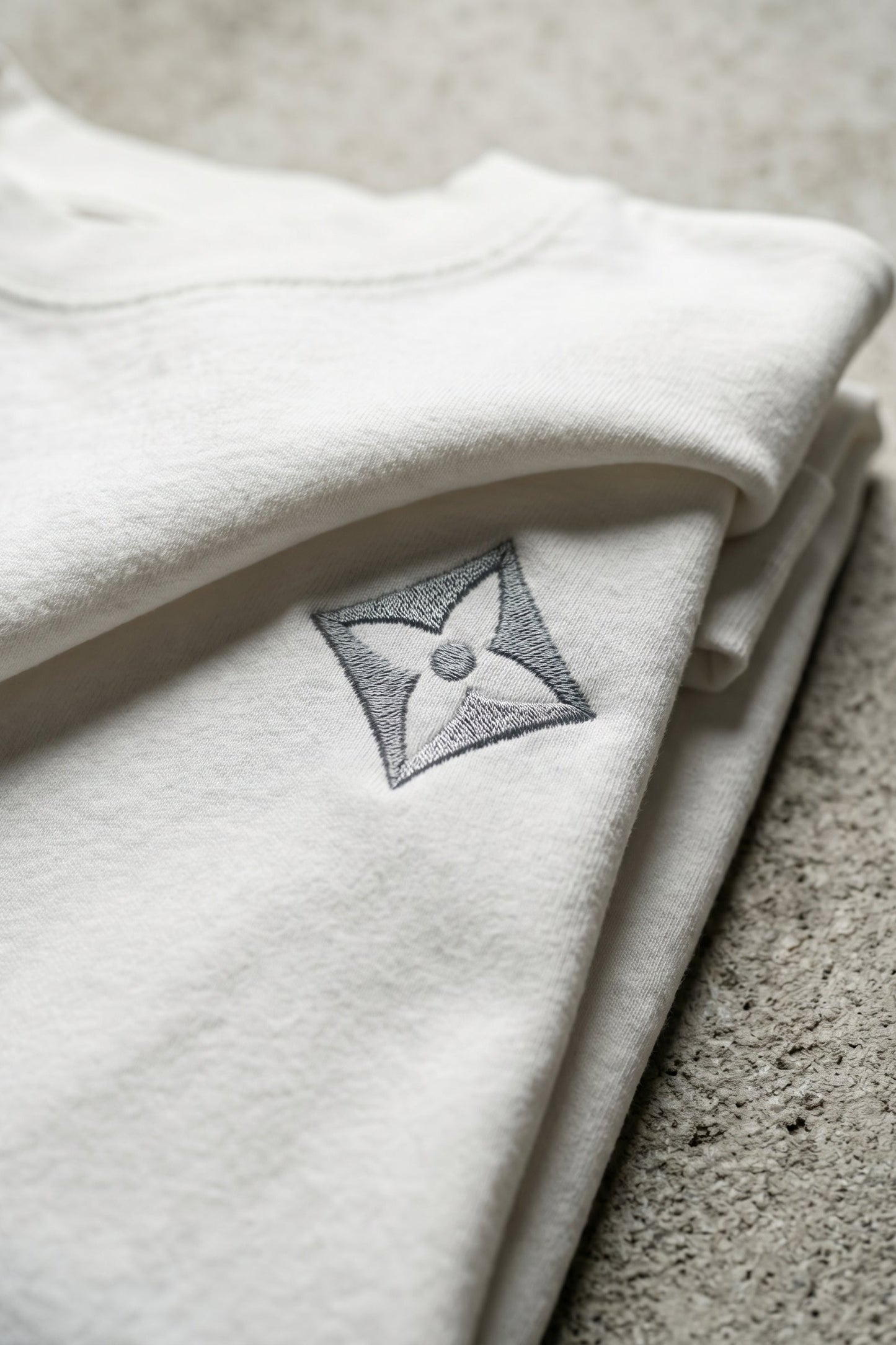 Camiseta de Autor corte oversize: Arquitectura de volumen - Bordado de diamante