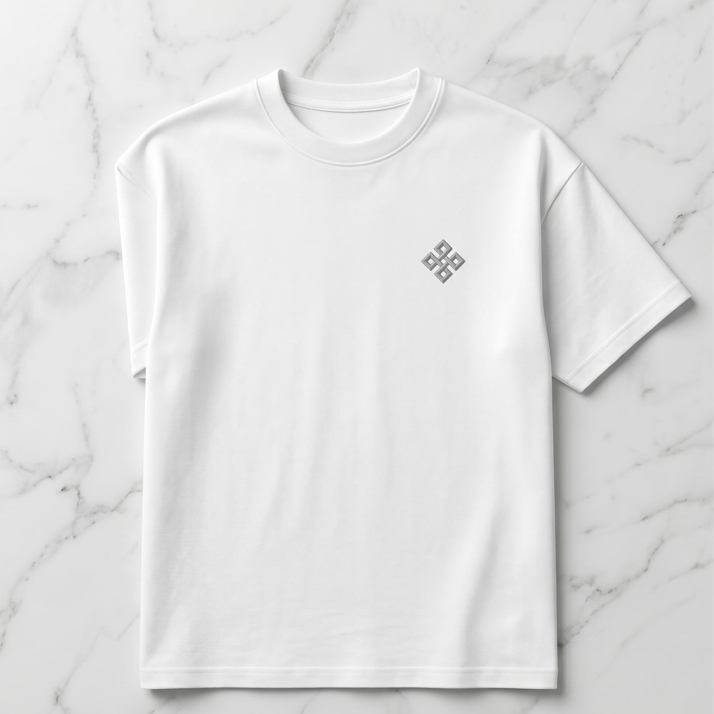 Camiseta de Autor corte oversize: Arquitectura de volumen - Bordado de cruz cuadrada