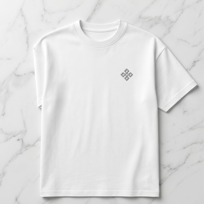 Camiseta de Autor corte oversize: Arquitectura de volumen - Bordado de cruz cuadrada