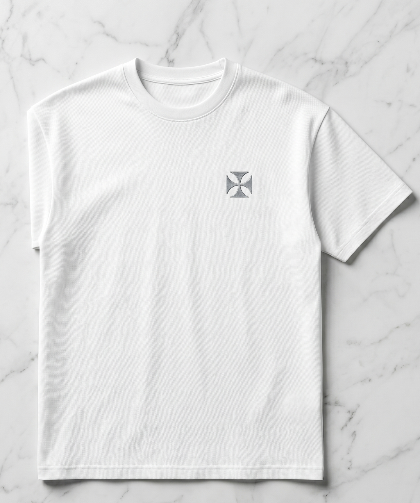 Camiseta de Autor corte oversize: Arquitectura de volumen - Bordado de cruz maltesa