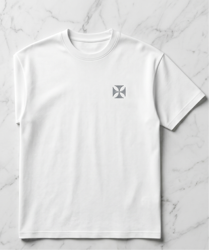 Camiseta de Autor corte oversize: Arquitectura de volumen - Bordado de cruz maltesa