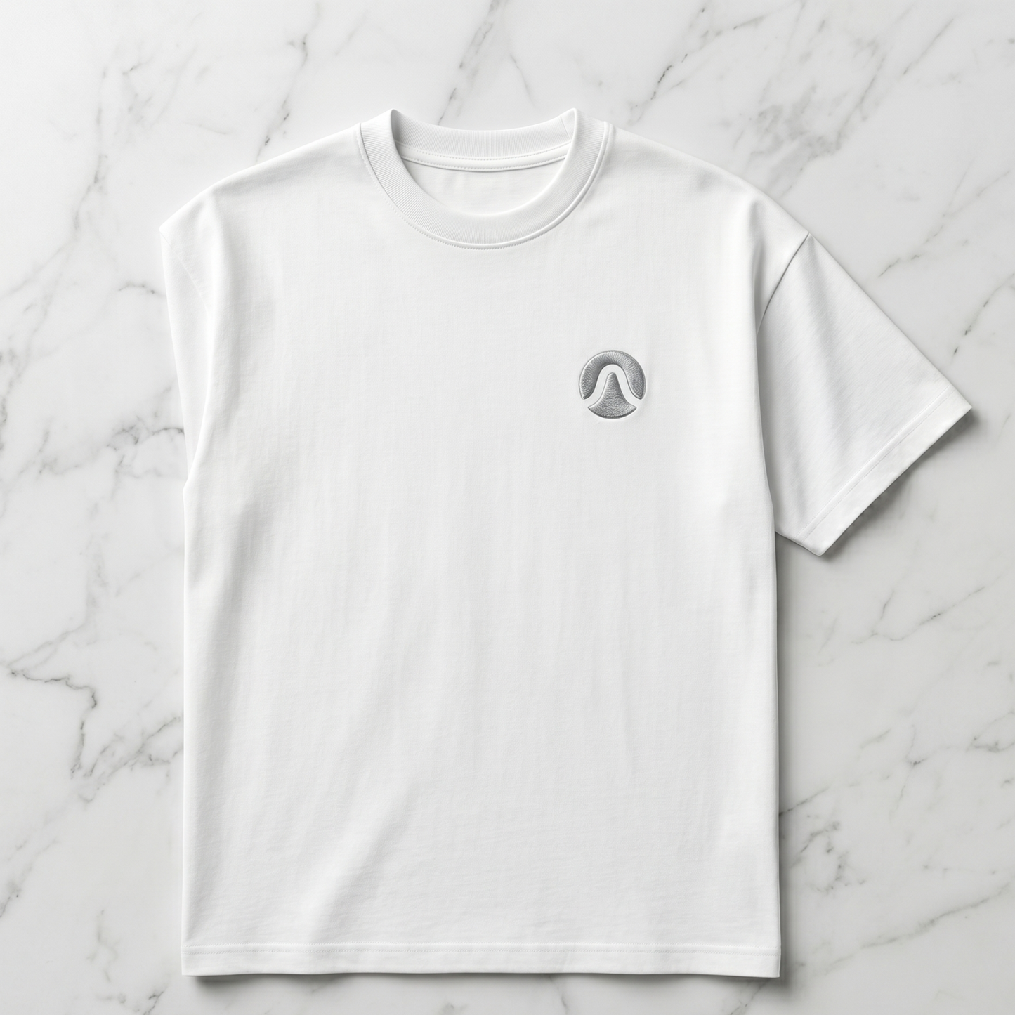 Camiseta de Autor corte oversize: Arquitectura de volumen - Bordado ondulado