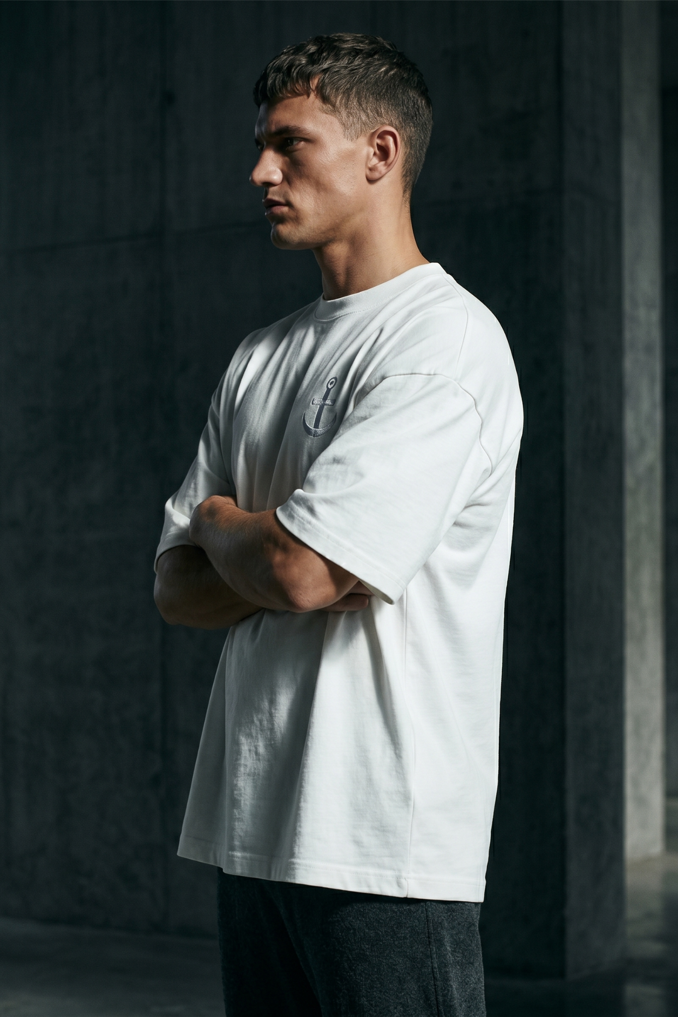 Camiseta de Autor corte oversize: Arquitectura de volumen - Bordado de ancla