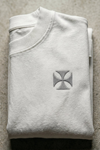 Camiseta de Autor corte oversize: Arquitectura de volumen - Bordado de cruz maltesa