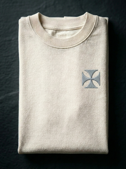 Camiseta de Autor corte oversize: Arquitectura de volumen - Bordado de cruz maltesa