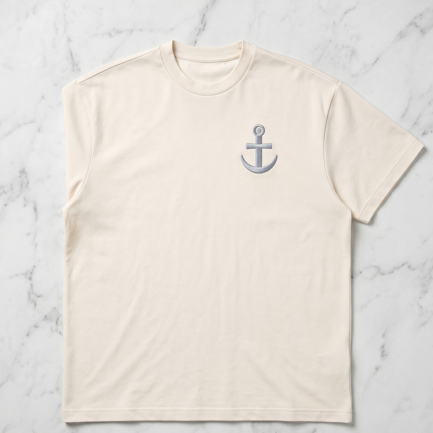 Camiseta de Autor corte oversize: Arquitectura de volumen - Bordado de ancla