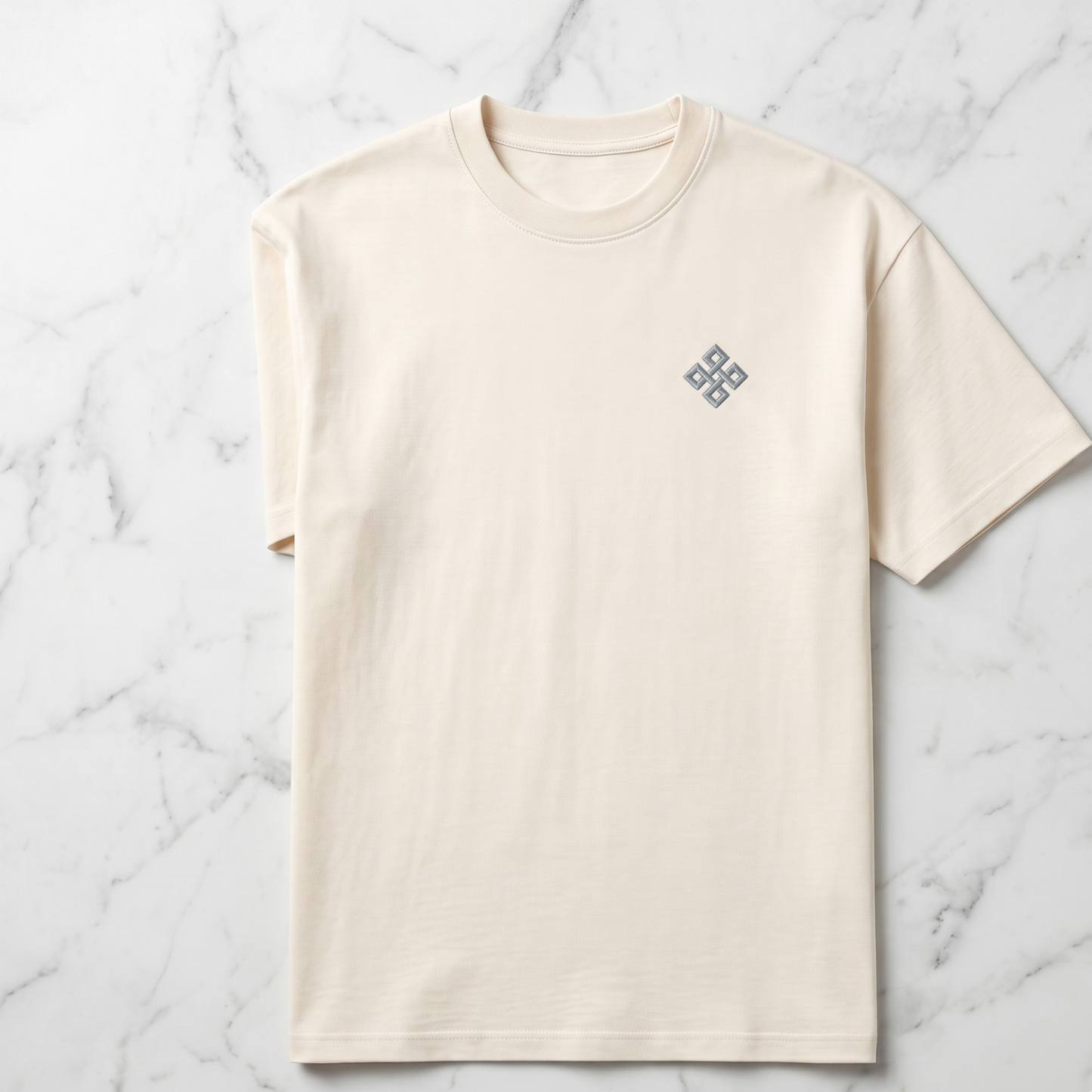 Camiseta de Autor corte oversize: Arquitectura de volumen - Bordado de cruz cuadrada
