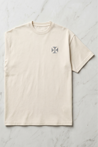 Camiseta de Autor corte oversize: Arquitectura de volumen - Bordado de cruz maltesa