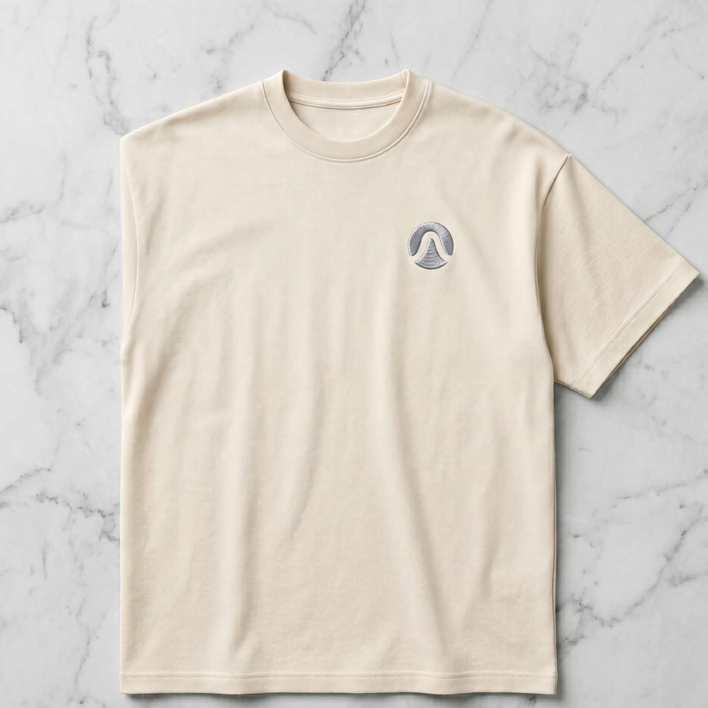 Camiseta de Autor corte oversize: Arquitectura de volumen - Bordado ondulado