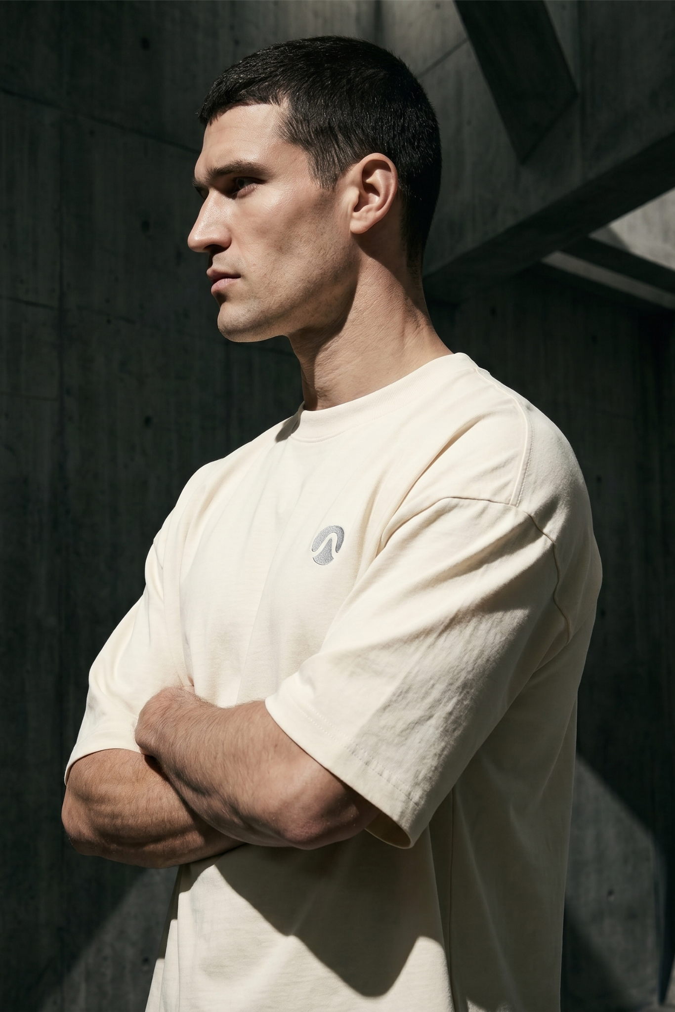 Camiseta de Autor corte oversize: Arquitectura de volumen - Bordado ondulado