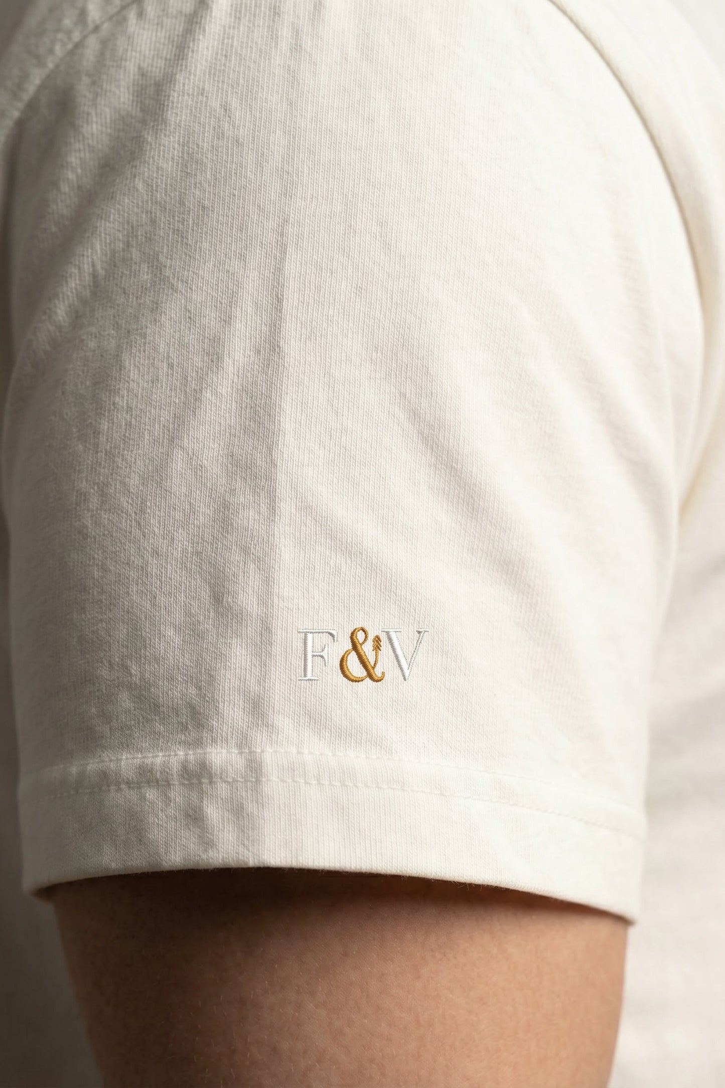 Camiseta de Autor corte oversize: Arquitectura de volumen - Bordado de ancla