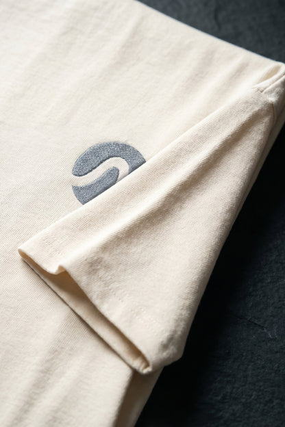 Camiseta de Autor corte oversize: Arquitectura de volumen - Bordado ondulado