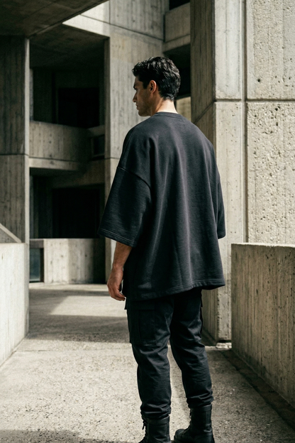 Camiseta de Autor corte oversize: Arquitectura de volumen - Bordado de ancla
