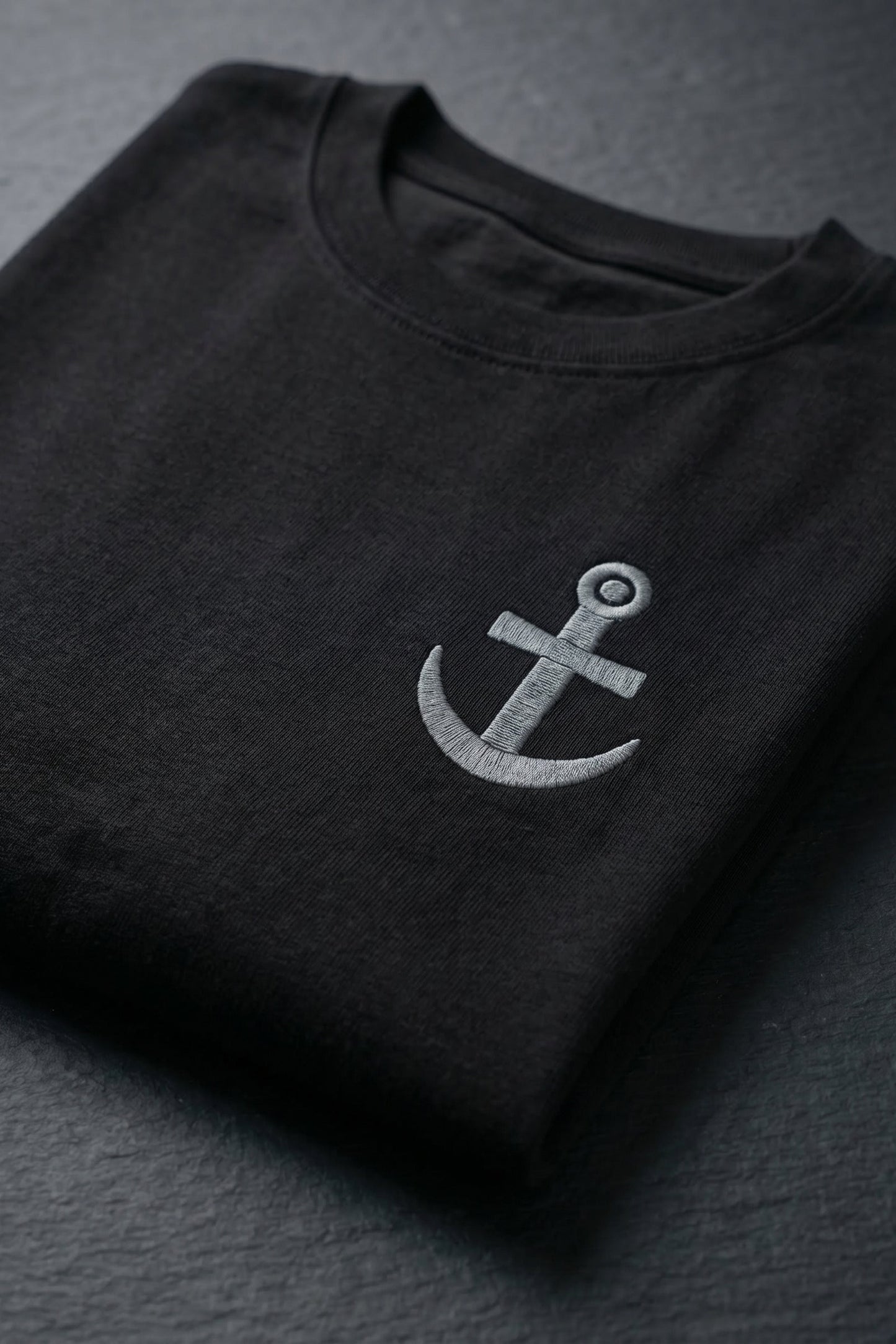Camiseta de Autor corte oversize: Arquitectura de volumen - Bordado de ancla