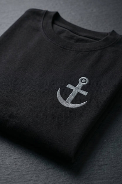 Camiseta de Autor corte oversize: Arquitectura de volumen - Bordado de ancla