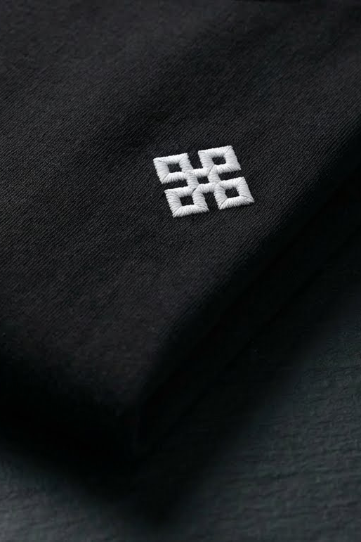 Camiseta de Autor corte oversize: Arquitectura de volumen - Bordado de cruz cuadrada