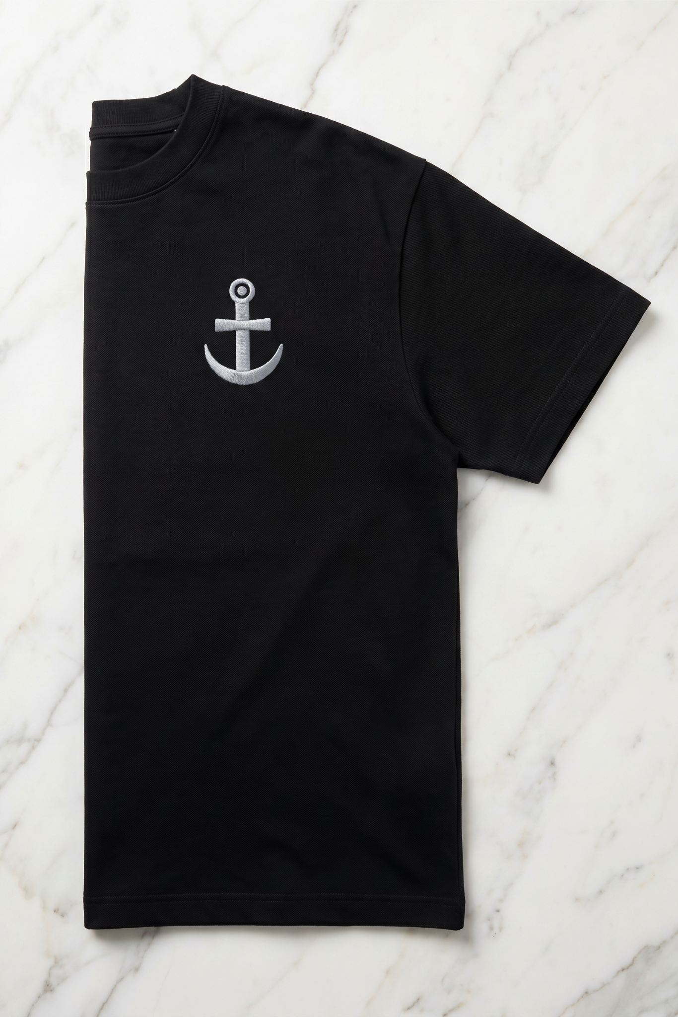 Camiseta de Autor corte oversize: Arquitectura de volumen - Bordado de ancla