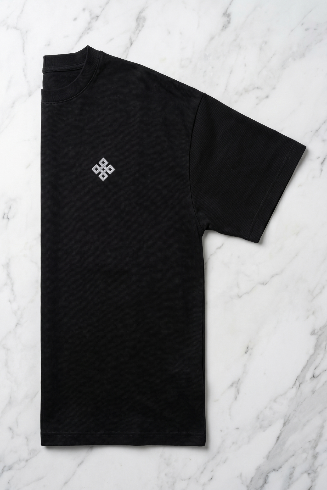 Camiseta de Autor corte oversize: Arquitectura de volumen - Bordado de cruz cuadrada