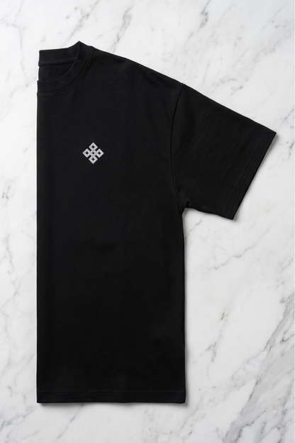 Camiseta de Autor corte oversize: Arquitectura de volumen - Bordado de cruz cuadrada