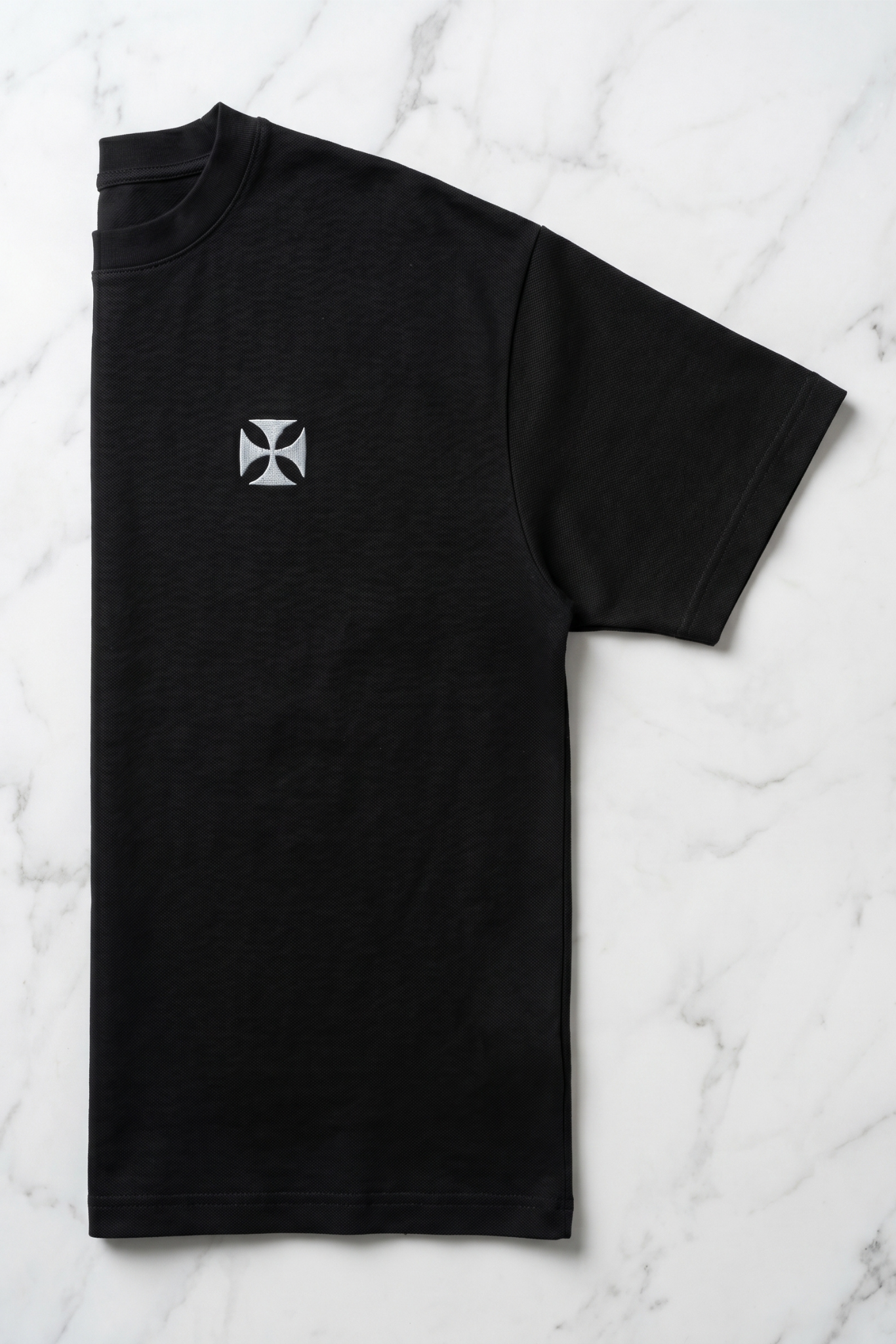 Camiseta de Autor corte oversize: Arquitectura de volumen - Bordado de cruz maltesa