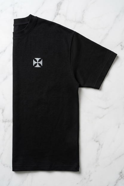 Camiseta de Autor corte oversize: Arquitectura de volumen - Bordado de cruz maltesa