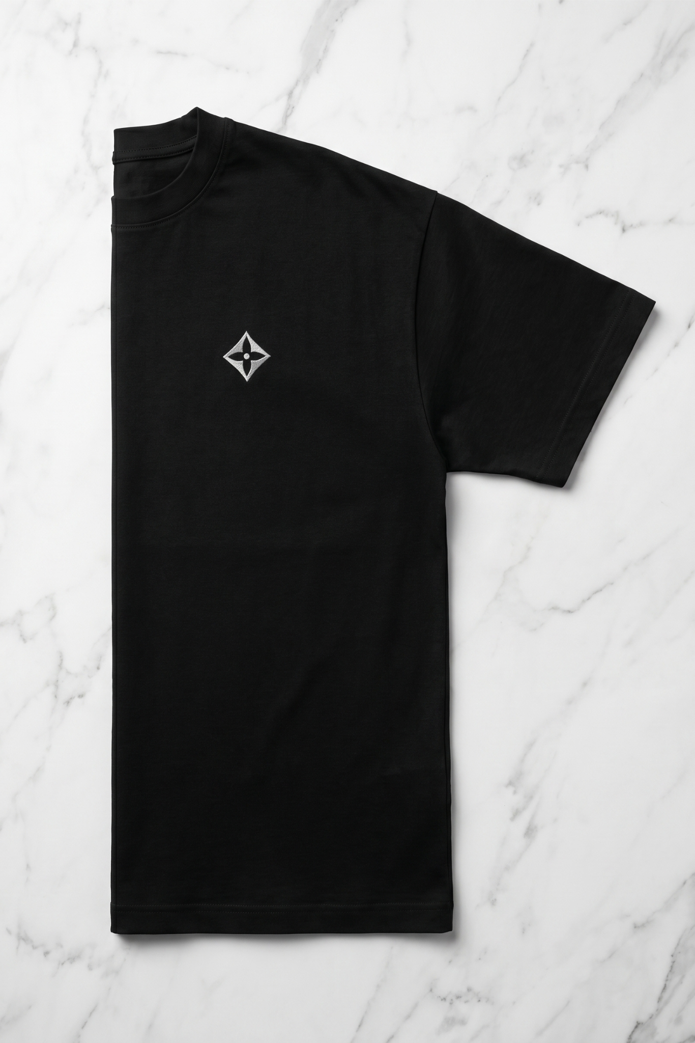 Camiseta de Autor corte oversize: Arquitectura de volumen - Bordado de diamante