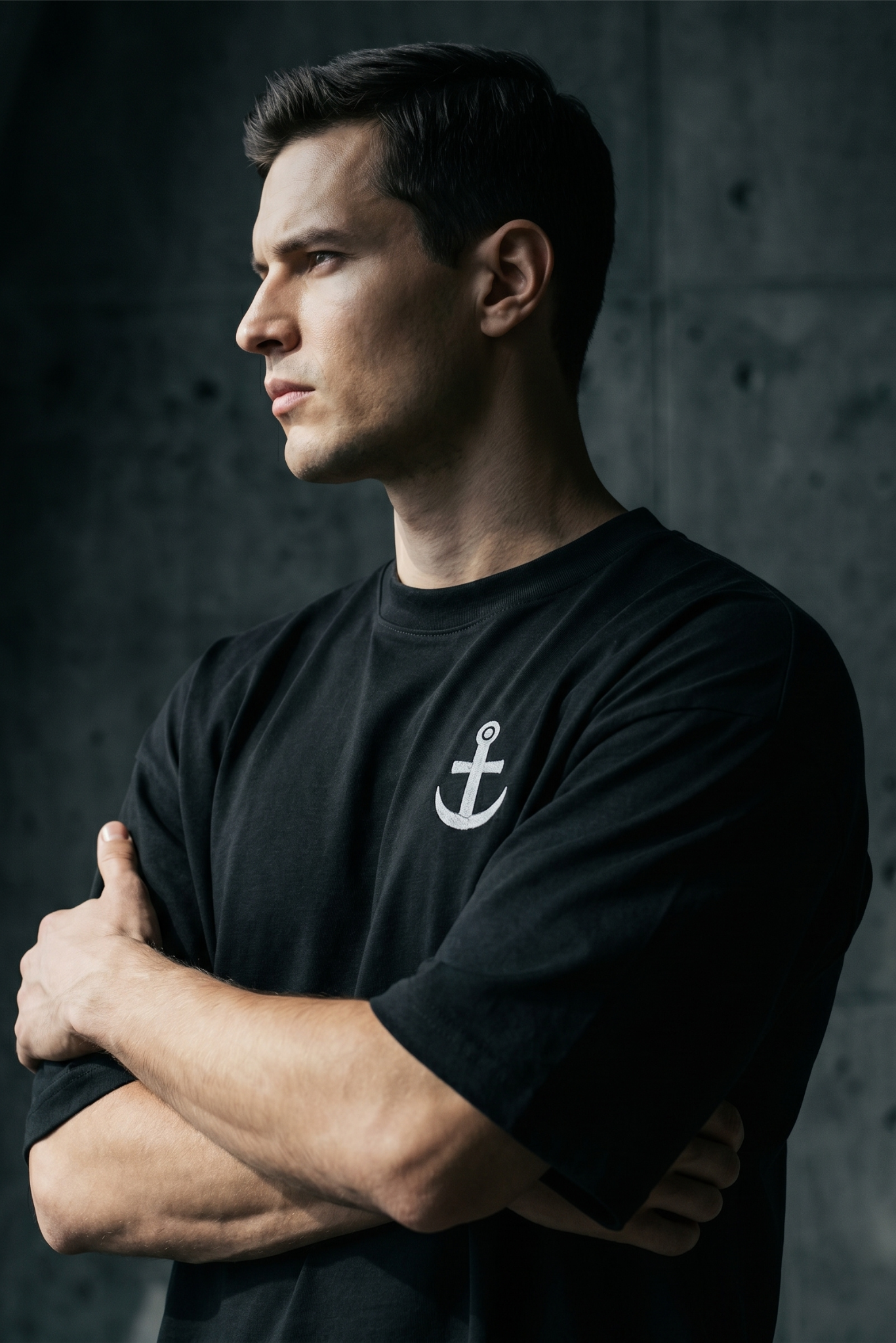 Camiseta de Autor corte oversize: Arquitectura de volumen - Bordado de ancla