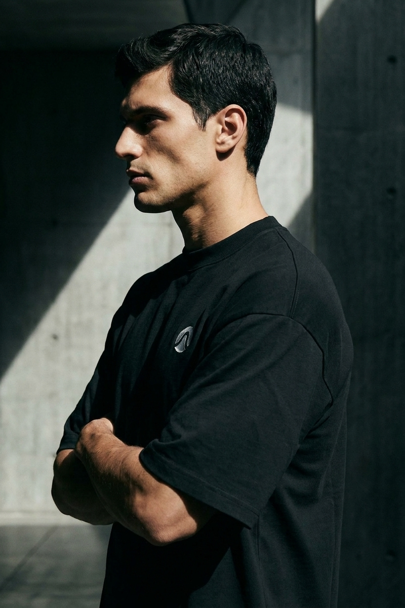 Camiseta de Autor corte oversize: Arquitectura de volumen - Bordado ondulado