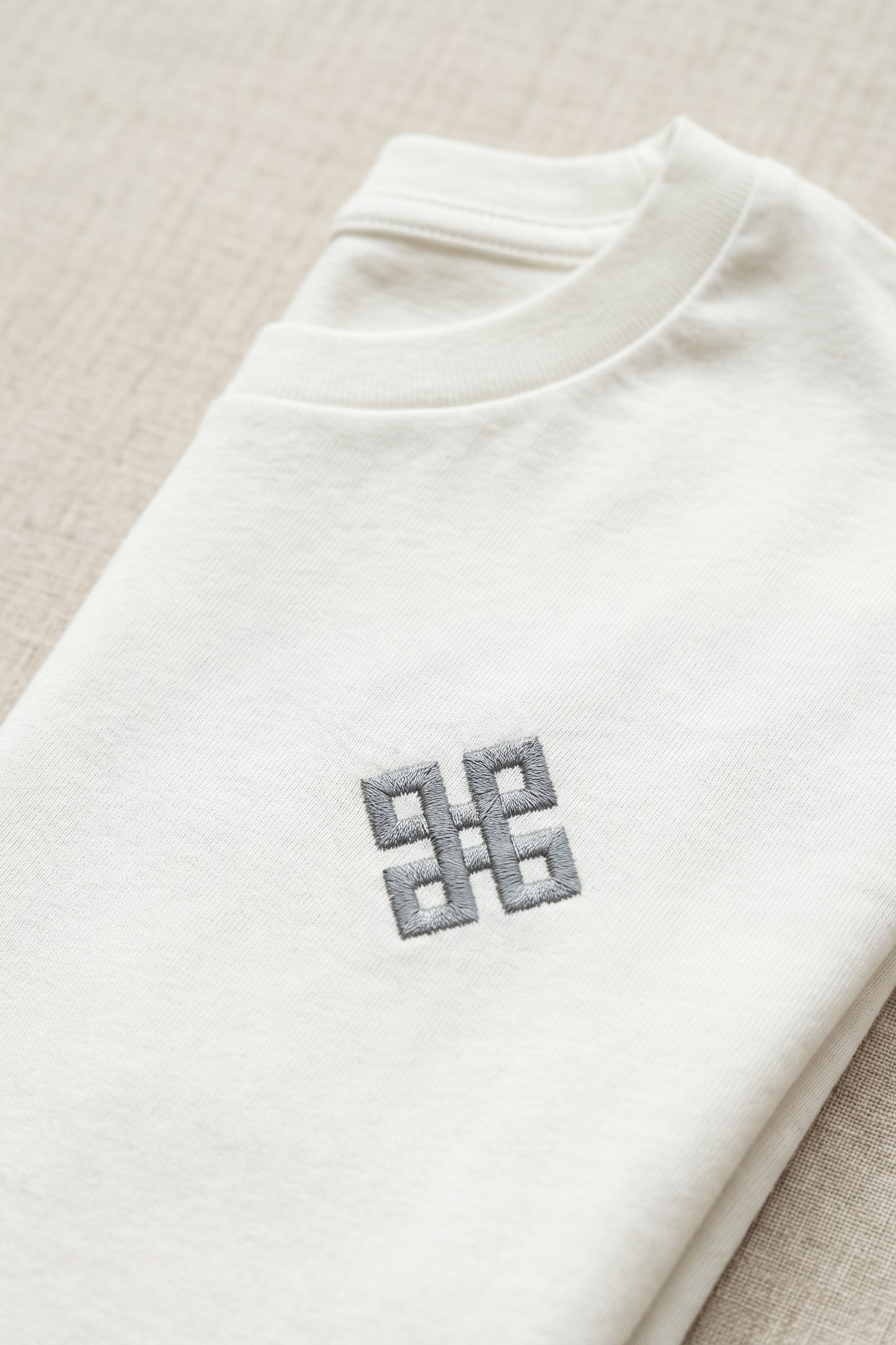 Camiseta de Autor corte regular: El estándar esencial - Bordado de cruz cuadrada