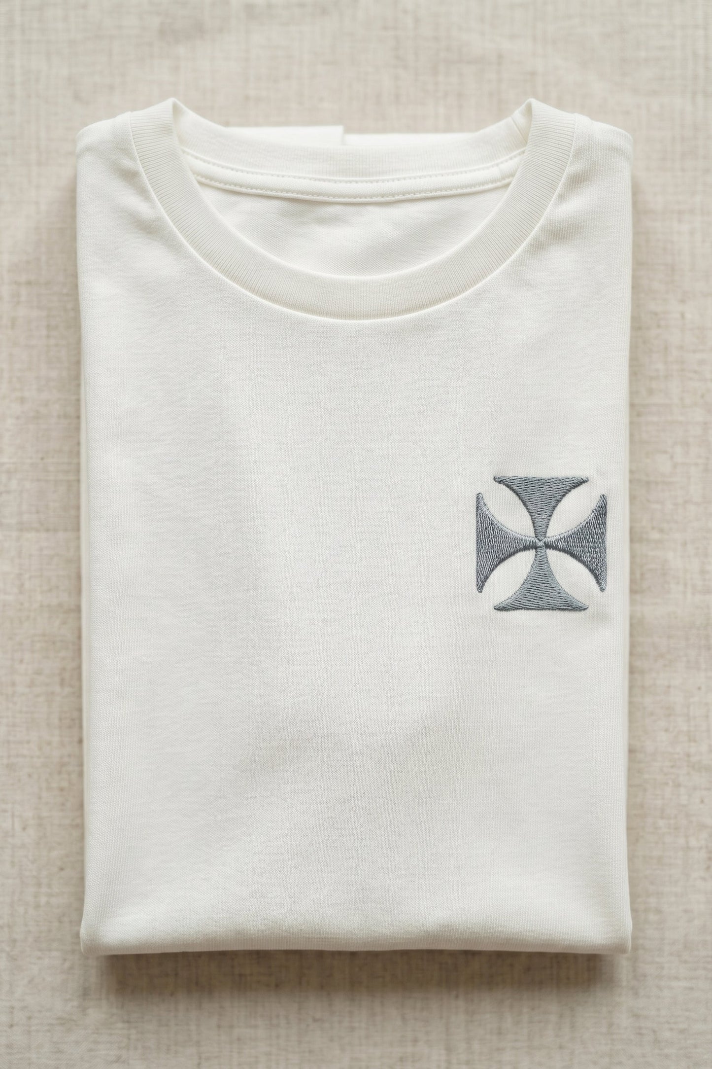 Camiseta de Autor corte regular: El estándar esencial - Bordado de cruz maltesa