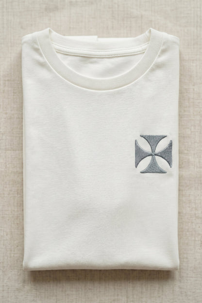 Camiseta de Autor corte regular: El estándar esencial - Bordado de cruz maltesa