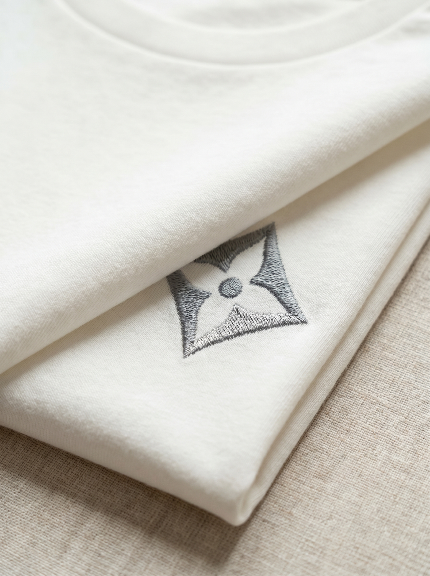 Camiseta de Autor corte regular: El estándar esencial - Bordado de diamante