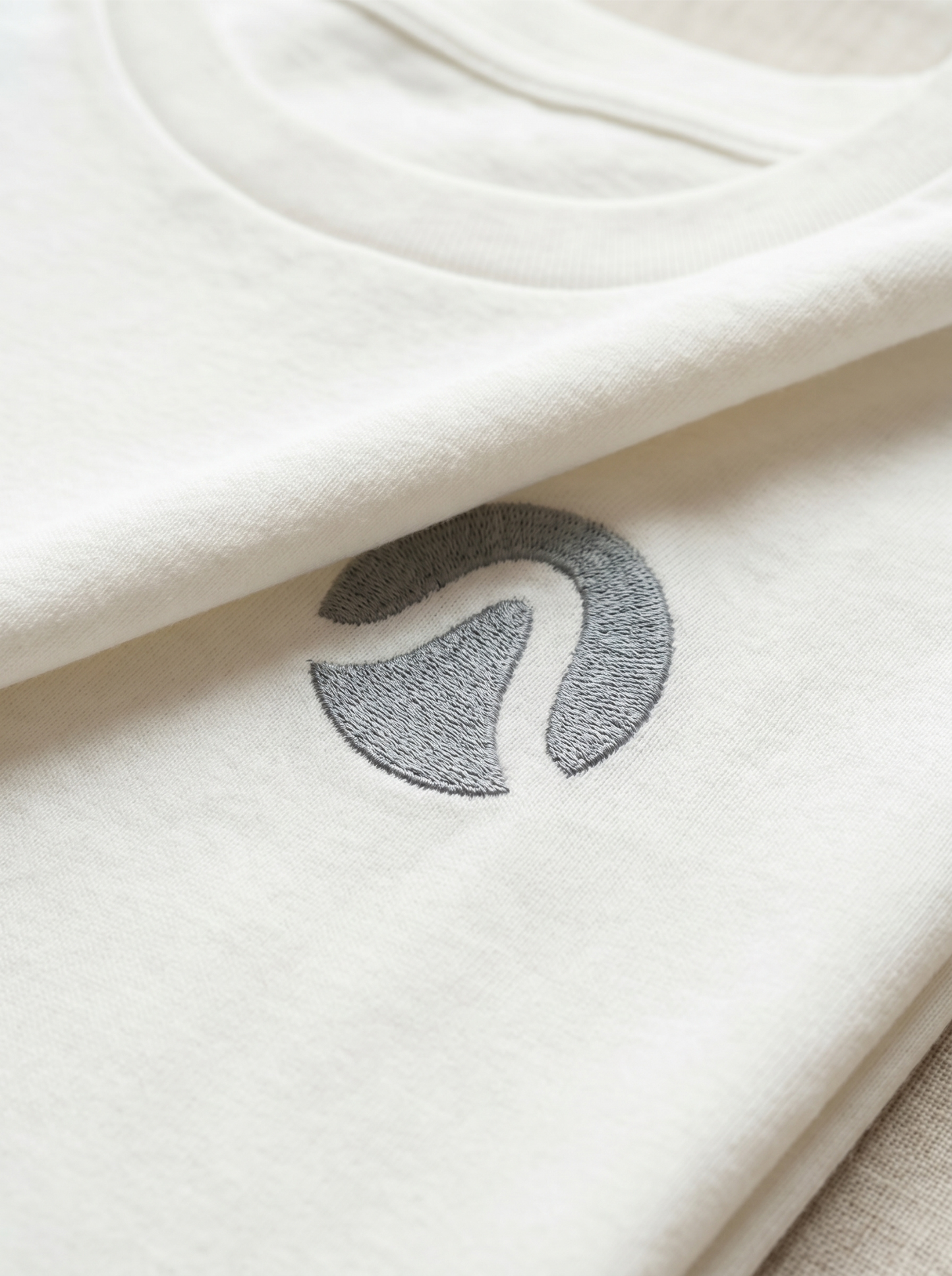 Camiseta de Autor corte regular: El estándar esencial - Bordado ondulado