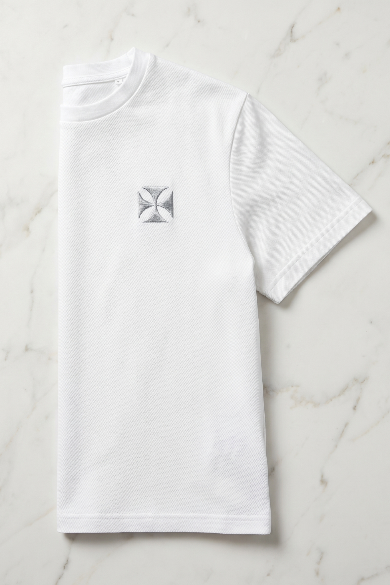 Camiseta de Autor corte regular: El estándar esencial - Bordado de cruz maltesa