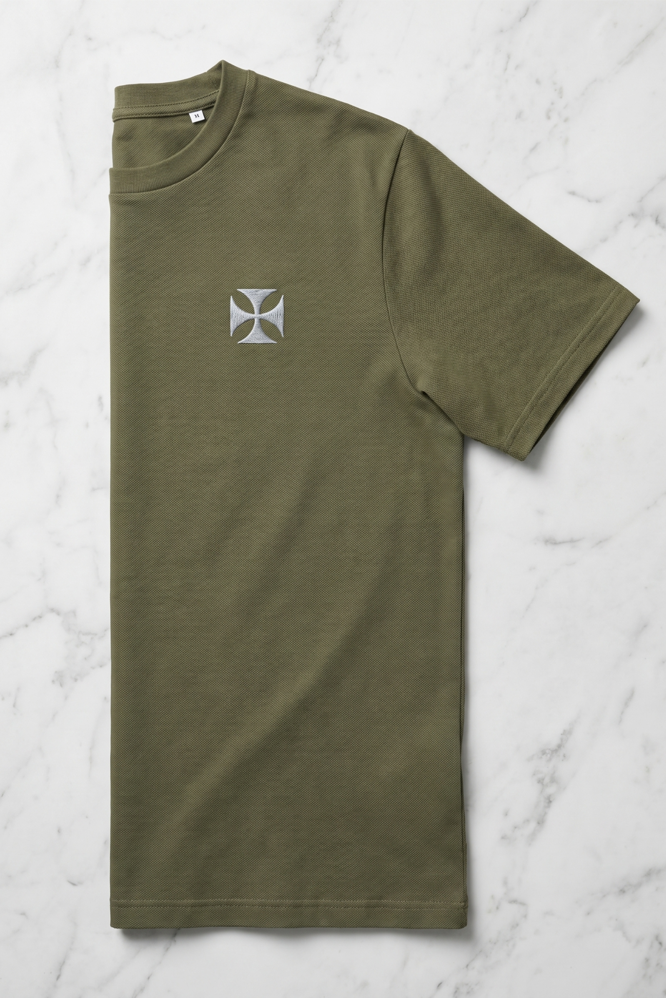 Camiseta de Autor corte regular: El estándar esencial - Bordado de cruz maltesa