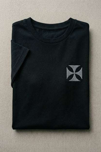 Camiseta de Autor corte regular: El estándar esencial - Bordado de cruz maltesa