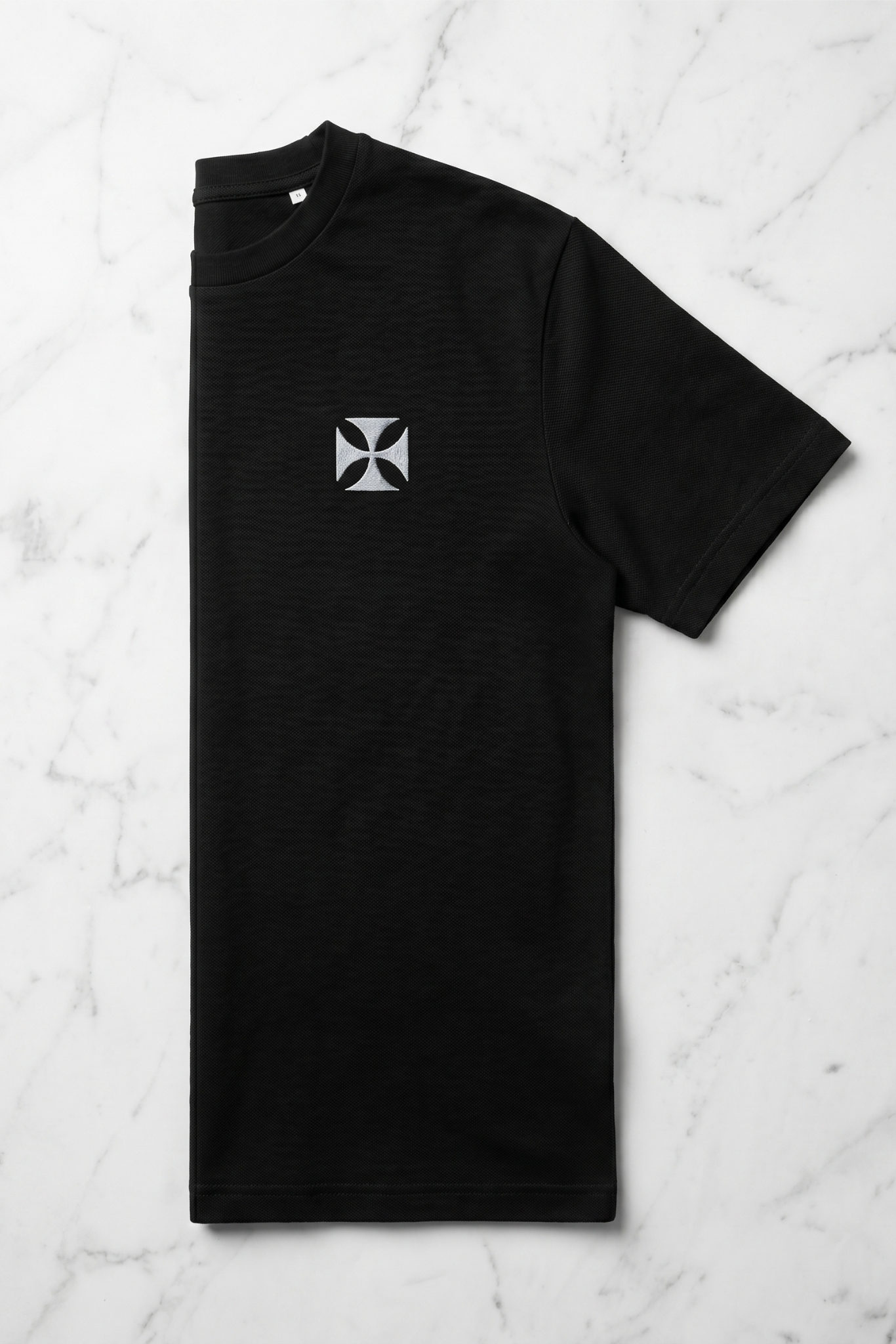 Camiseta de Autor corte regular: El estándar esencial - Bordado de cruz maltesa