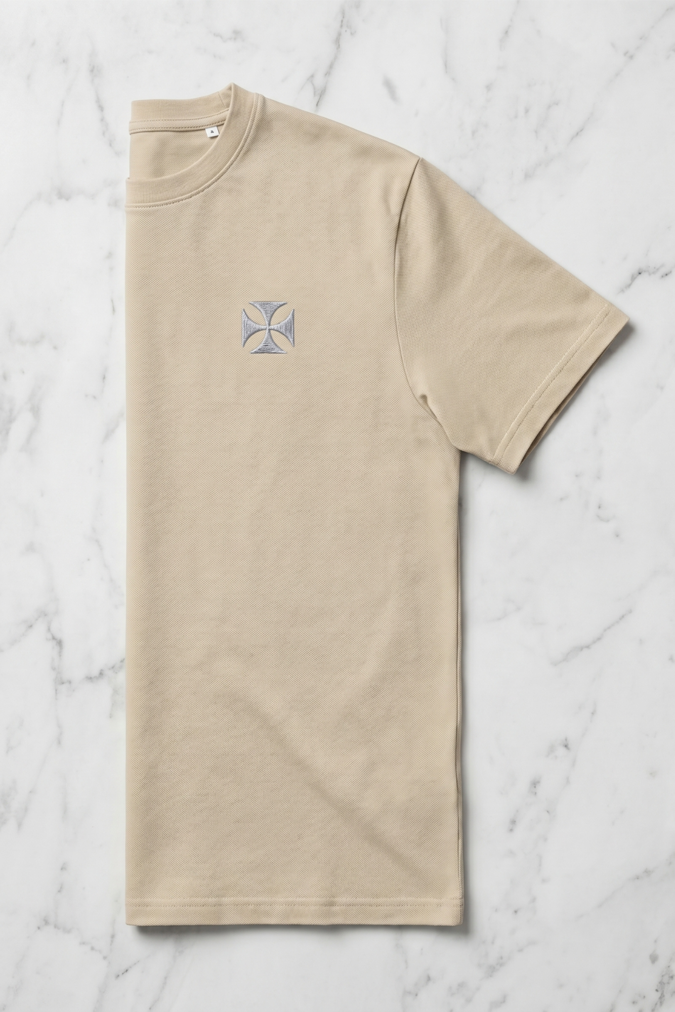 Camiseta de Autor corte regular: El estándar esencial - Bordado de cruz maltesa