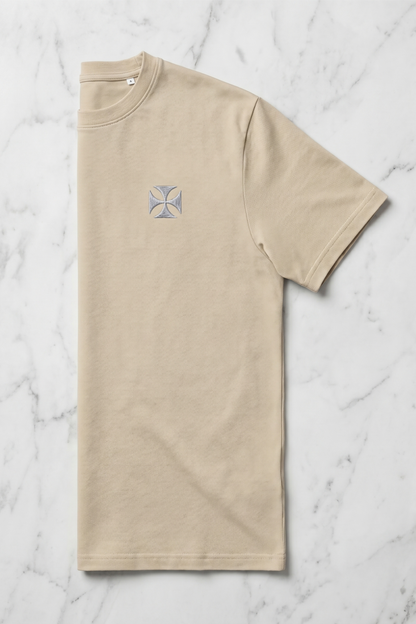 Camiseta de Autor corte regular: El estándar esencial - Bordado de cruz maltesa