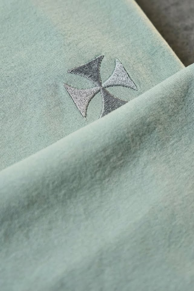 Camiseta de Autor corte relajado: El equilibrio del líder - Bordado de cruz maltesa