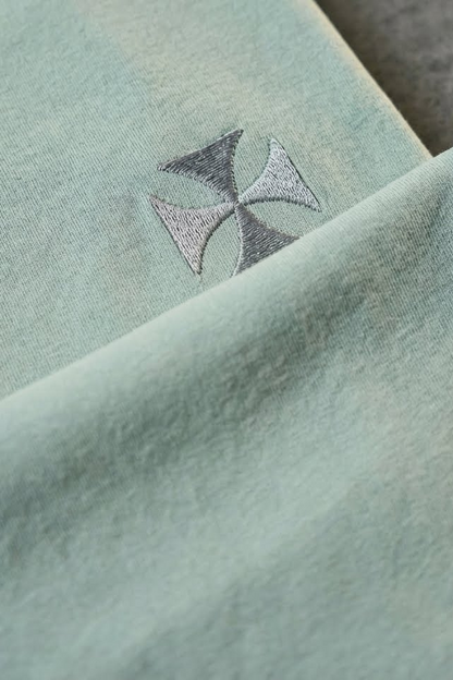 Camiseta de Autor corte relajado: El equilibrio del líder - Bordado de cruz maltesa