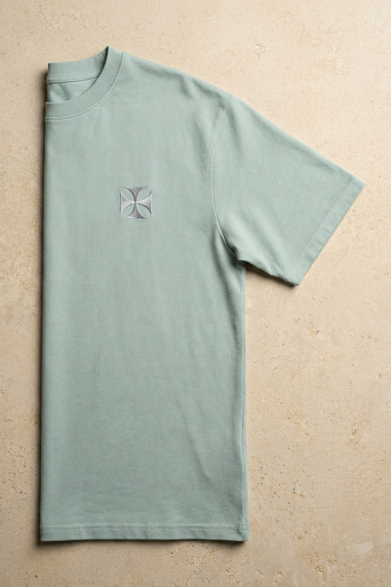 Camiseta de Autor corte relajado: El equilibrio del líder - Bordado de cruz maltesa
