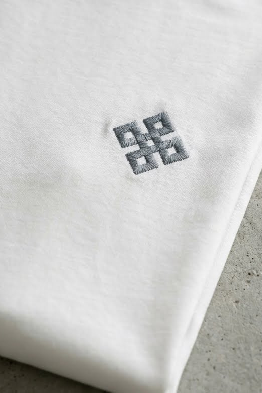 Camiseta de Autor corte relajado: El equilibrio del líder - Bordado de cruz cuadrada