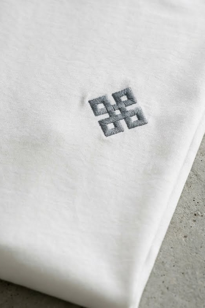 Camiseta de Autor corte relajado: El equilibrio del líder - Bordado de cruz cuadrada