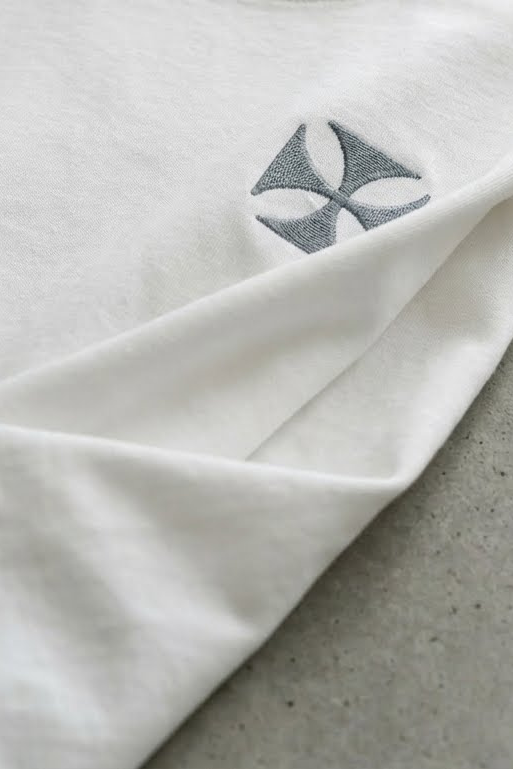 Camiseta de Autor corte relajado: El equilibrio del líder - Bordado de cruz maltesa