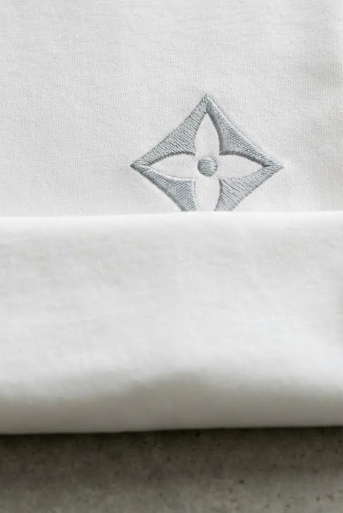 Camiseta de Autor corte relajado: El equilibrio del líder - Bordado de diamante