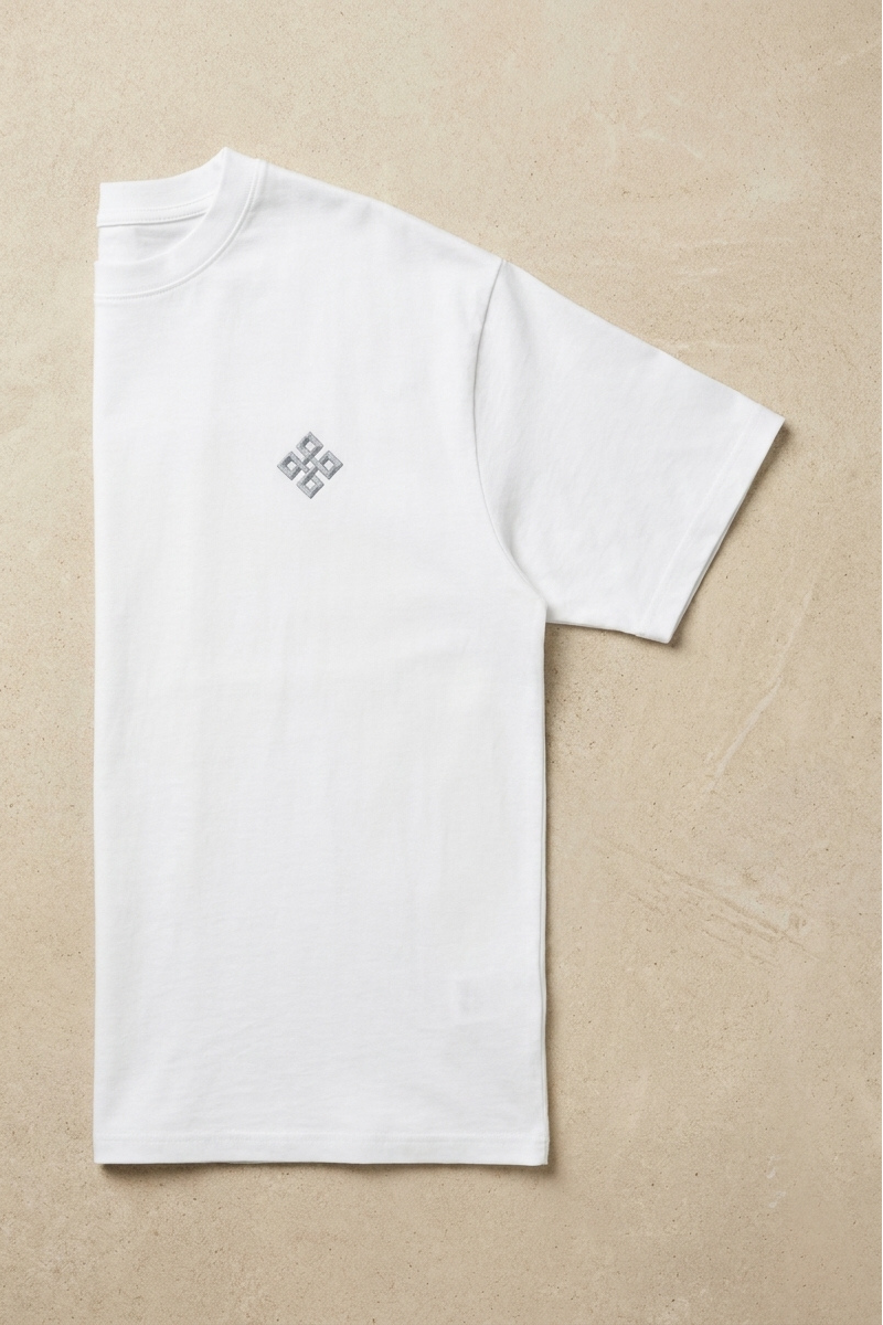 Camiseta de Autor corte relajado: El equilibrio del líder - Bordado de cruz cuadrada