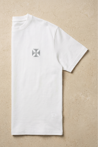 Camiseta de Autor corte relajado: El equilibrio del líder - Bordado de cruz maltesa